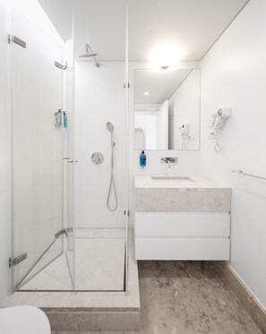 Departamento, 1 habitación | Baño | Regadera, amenidades de baño gratuitas, secadora de cabello, toallas 