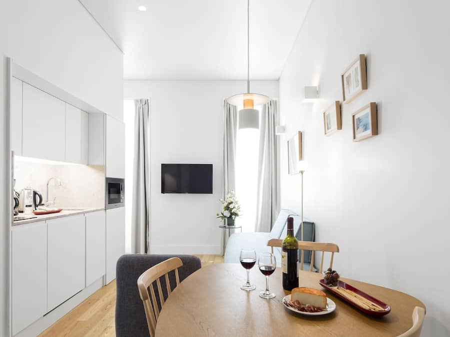 Refrigerador con congelador, microondas, horno y parrilla de estufa