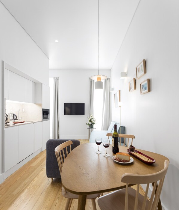 Full-sized fridge, microwave, oven, stovetop