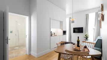 One Bedroom Apartment | In-room safe, laptop workspace, iron/ironing board