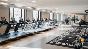 A gym with treadmills, weights, and a mirrored wall. -  LSA Benformoso by Numa (Lisbon)