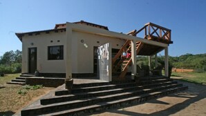 Vista frontal de la propiedad