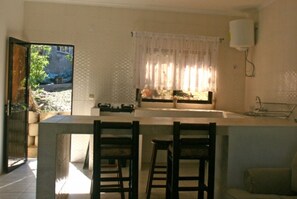Departamento, 3 habitaciones | Cocina privada | Refrigerador, microondas, horno y cafetera y tetera 