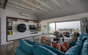 Luxury Penthouse, 2 Bedrooms, Ensuite | Living room | Flat-screen TV, fireplace - 3 Degrees North Penthouse (Cape Town)