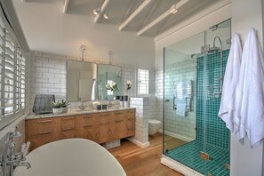Penthouse Luxe, 2 chambres, salle de bains attenante | Salle de bain | Articles de toilette gratuits, sĂšche-cheveux, serviettes fournies