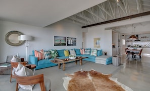 Appartement Penthouse luxueux, 2 chambres, salle de bain attenante | Salle de séjour | Téléviseur à écran plat, foyer