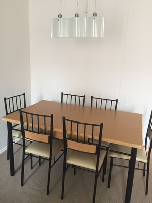 Appartement, 3 chambres, salle de bains privée | Restauration dans la chambre