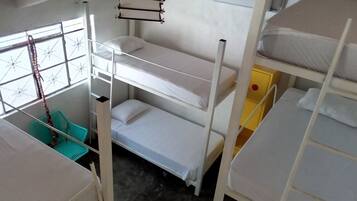 Dormitorio compartido básico, varias camas, para no fumadores | Caja de seguridad en la habitación y tabla de planchar con plancha