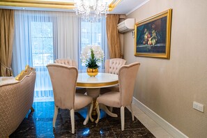 Suite Grand, vistas al valle | Zona de estar | Una televisión LCD
