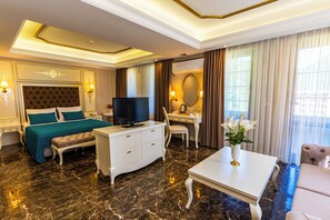 Suite Deluxe, vue vallée | Coffres-forts dans les chambres, bureau