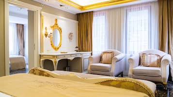 خزنة داخل الغرفة ومكتب ومساحة عمل للكمبيوتر المحمول وستائر تعتيم