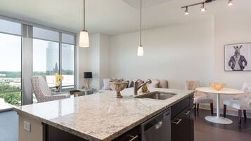 Deluxe Apartment | In-room dining