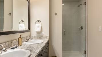 Deluxe Apartment | Bathroom shower