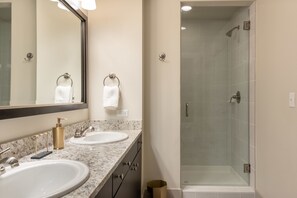Deluxe-Apartment | Dusche im Bad