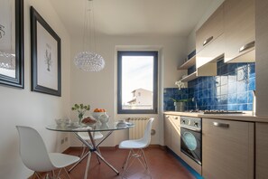 Deluxe Apartment, 2 Bedrooms, Non Smoking | Private kitchen