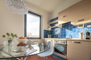 Departamento Deluxe, 2 habitaciones, para no fumadores | Cocina privada | Refrigerador con congelador, horno, parrilla de estufa y lavavajillas