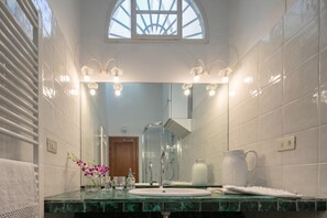 Deluxe Apartment, 2 Bedrooms, Non Smoking | Bathroom | Shower, bidet, towels, shampoo - Pitti Luxury Terrace by Mmega (Florence)