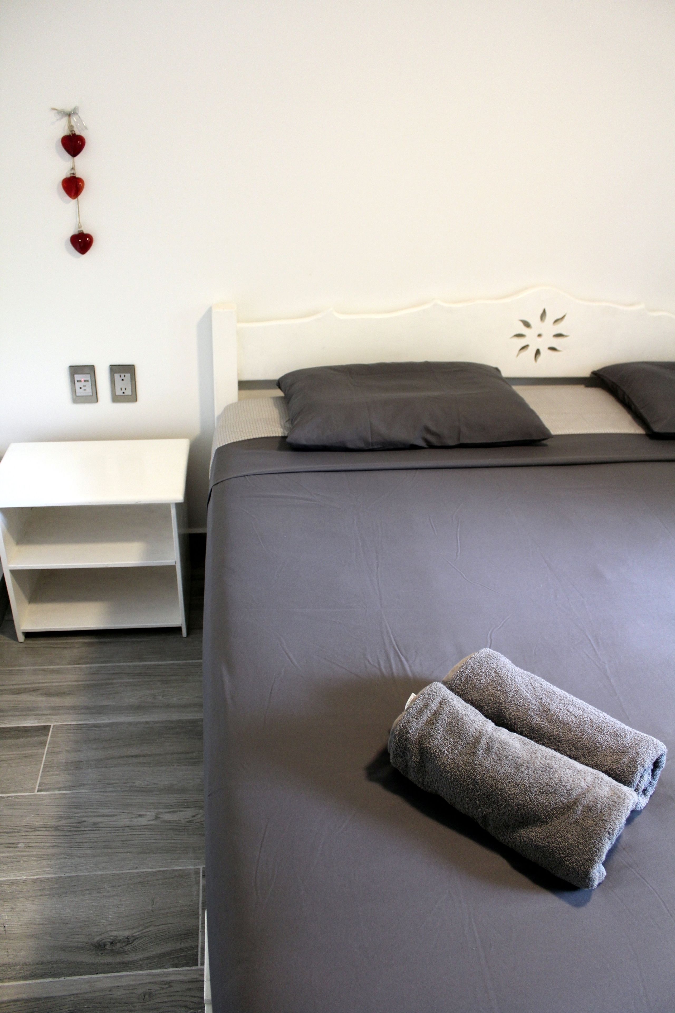 Apartemen Keluarga, 2 kamar tidur, area taman | 1 kamar tidur, dilengkapi dengan perabotan berbeda-beda, dan meja kerja