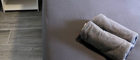 Apartemen Keluarga, 2 kamar tidur, area taman | 1 kamar tidur, dilengkapi dengan perabotan berbeda-beda, dan meja kerja