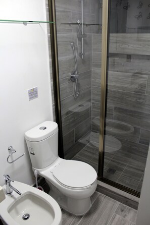 Apartamento família, 2 quartos, no jardim | Banheiro | Chuveiro, secador de cabelo, bidê, toalhas de banho