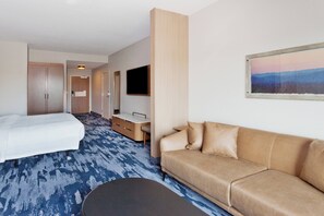 In-room safe, desk, iron/ironing board, free cots/infant beds - Fairfield Inn & Suites by Marriott Birmingham Colonnade (Birmingham)