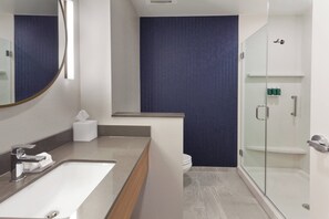 Đồ dùng nhà tắm miễn phí, máy sấy tóc, khăn tắm 