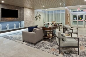 Lobby sitting area - Fairfield Inn & Suites by Marriott Birmingham Colonnade (Birmingham)