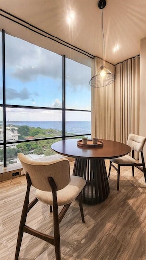Suite studio Junior, vue sur la mer | Vue de la chambre