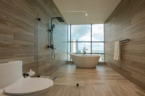 Junior Studio Suite, Sea View | Bathroom