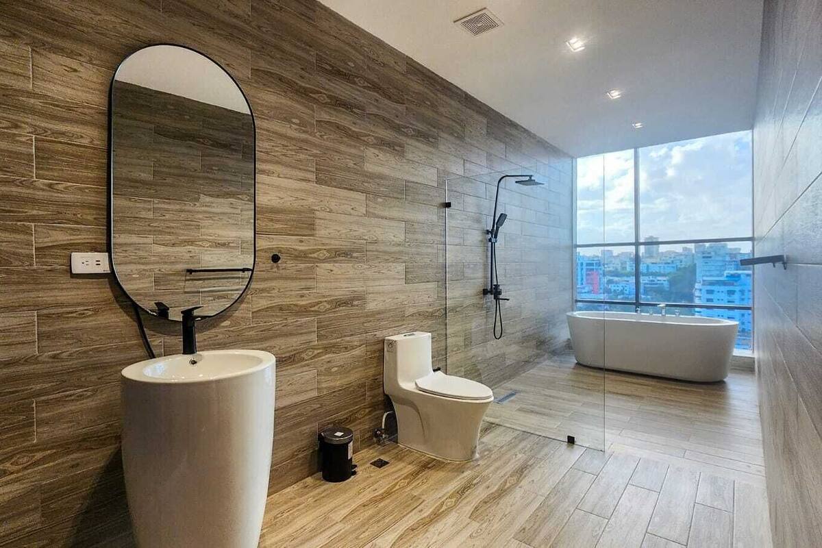 junior studio suite, city view | bathroom | shower, free toiletries, towels