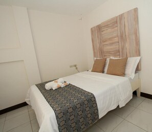 Escritorio, tabla de planchar con plancha, wifi gratis