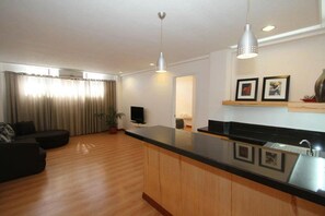 Una televisión de pantalla plana