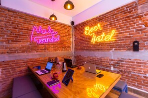 Business center - Mala Vecindad Beer Hotel (Mexico City)
