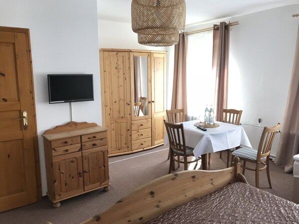 Quadruple Room | In-room dining
