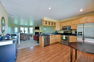 Condo, 2 Bedrooms | Private kitchen | Fridge, oven, coffee/tea maker, toaster