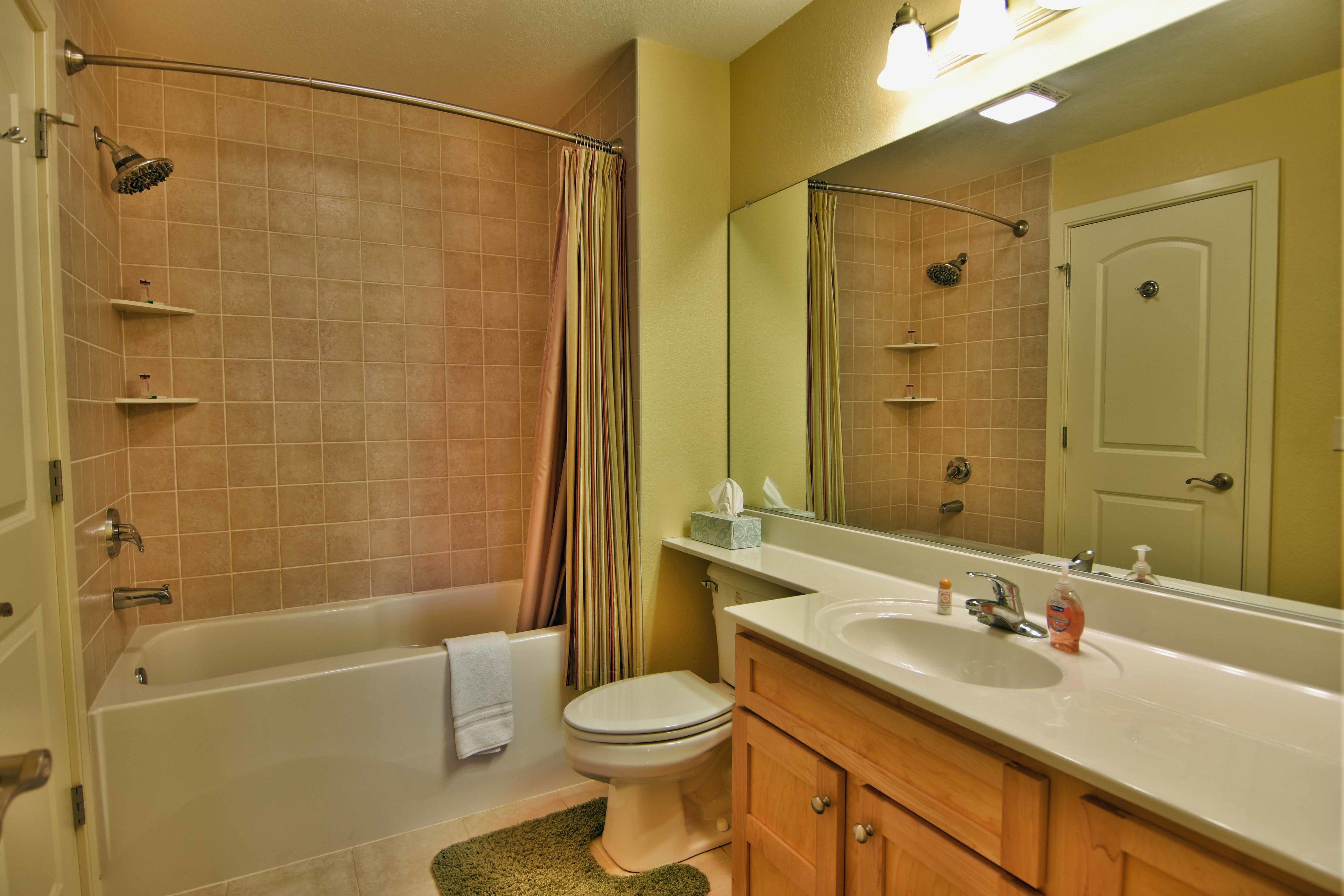Une salle de bain avec une baignoire, des toilettes et un lavabo.