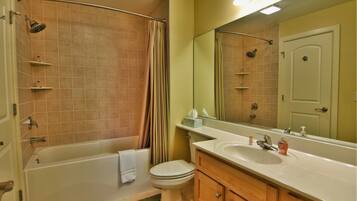 Une salle de bain avec une baignoire, des toilettes et un lavabo.