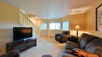 Condo, 2 Bedrooms | Living area