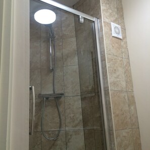 Appartement Penthouse, 3 chambres | Salle de bain | Ensemble baignoire-douche, articles de toilette (gratuits)