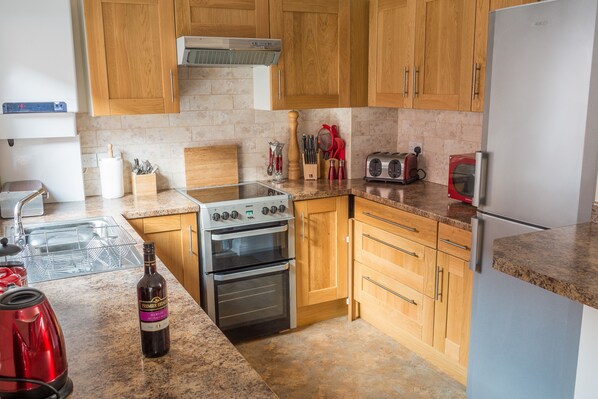 Apartment, 3 Bedrooms | Private kitchen | Fridge, microwave, oven, stovetop