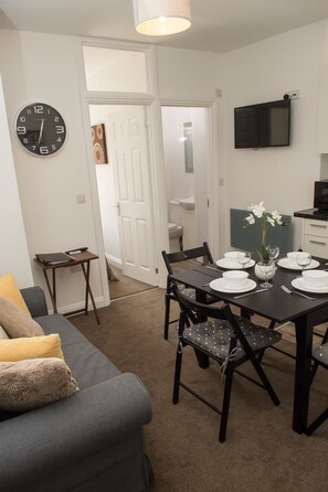 Fridge, microwave, oven, stovetop - Moseley Mews Village Suites - Yellow (Birmingham)