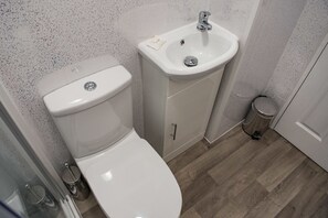 Apartment, 1 Bedroom | Bathroom | Shower, free toiletries, hair dryer, towels