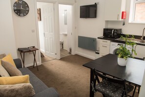 Apartment, 1 Bedroom | Private kitchen | Fridge, microwave, oven, stovetop