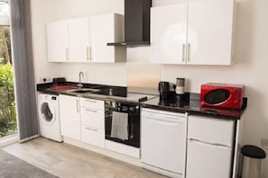 Apartment, 1 Bedroom | Private kitchen | Fridge, microwave, oven, stovetop