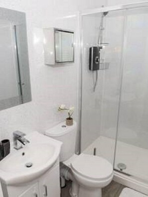 Apartment, 1 Bedroom | Bathroom | Shower, free toiletries, towels