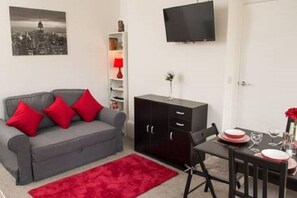 Căn hộ, 1 phòng ngủ | Khu vực ăn uống tại phòng