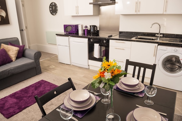 Apartment, 1 Bedroom | Private kitchen | Fridge, microwave, oven, stovetop