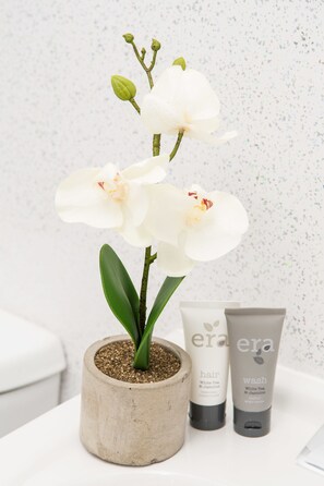 Apartment, 1 Bedroom | Bathroom amenities | Shower, free toiletries, hair dryer, towels