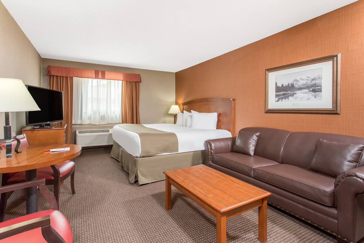 Deluxe Double Room, 1 King Bed | In-room safe, desk, iron/ironing board, WiFi (free)
