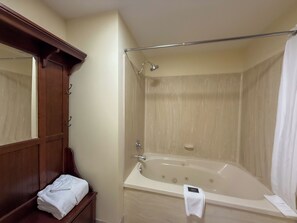 Suite (pullman) | Bathroom | Free toiletries, hair dryer, towels, soap - Canmore Inn & Suites (Canmore)